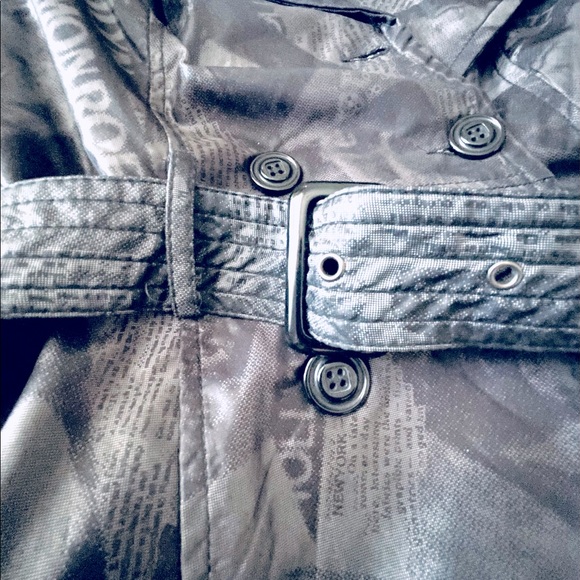 Very Unique Marilyn Trench Coat - Picture 2 of 16